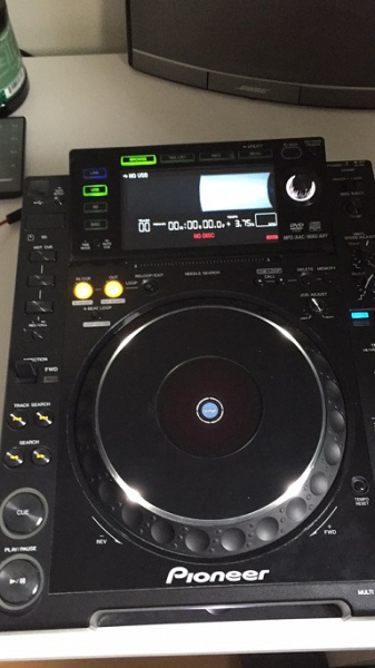 Photo : Pioneer CDJ 2000 CD a plat