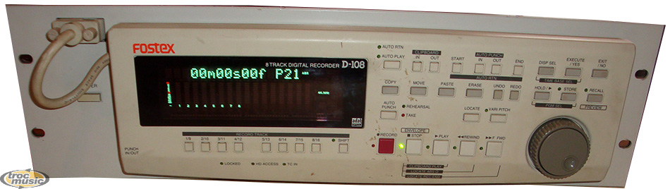 Photo : FOSTEX          D108 8 PISTES EN RACK  