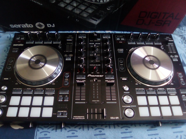 Photo : Pioneer    DDJ   SR Serato controleur