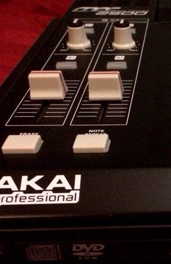 Photo : AKAI          MPC2500 + carte de 8gb