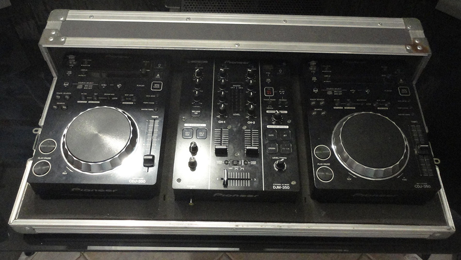 Photo : Pioneer    CDJ   350 + DJM 350 Flightcase