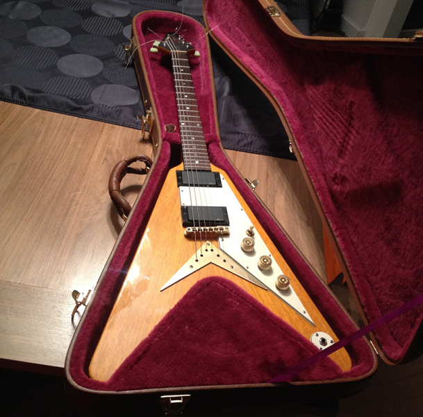Photo : Epiphone     Flying V Korina 1958 montee EMG81 85