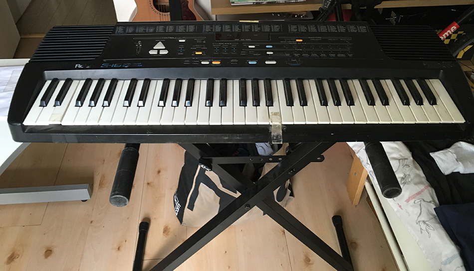 Photo : Roland     E    16 Clavier noir avec pied support