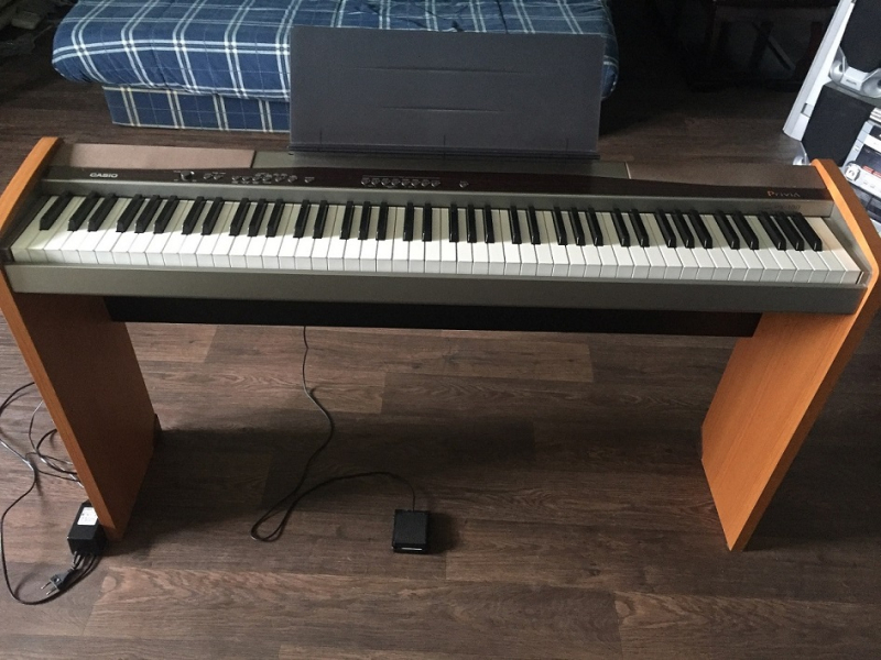 Photo : CASIO PRIVIA PX 100 avec pied