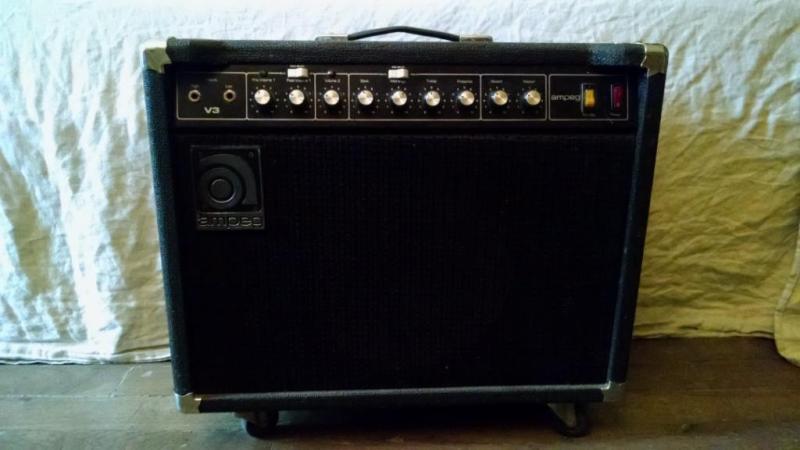 Photo : AMPEG     V3     SC avec son footswitch FC 3