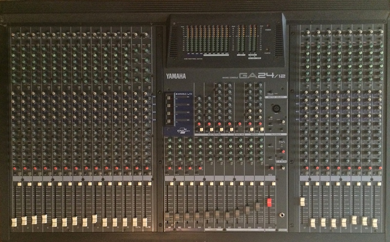 Photo : Console  Yamaha  GA 24 12 special Live