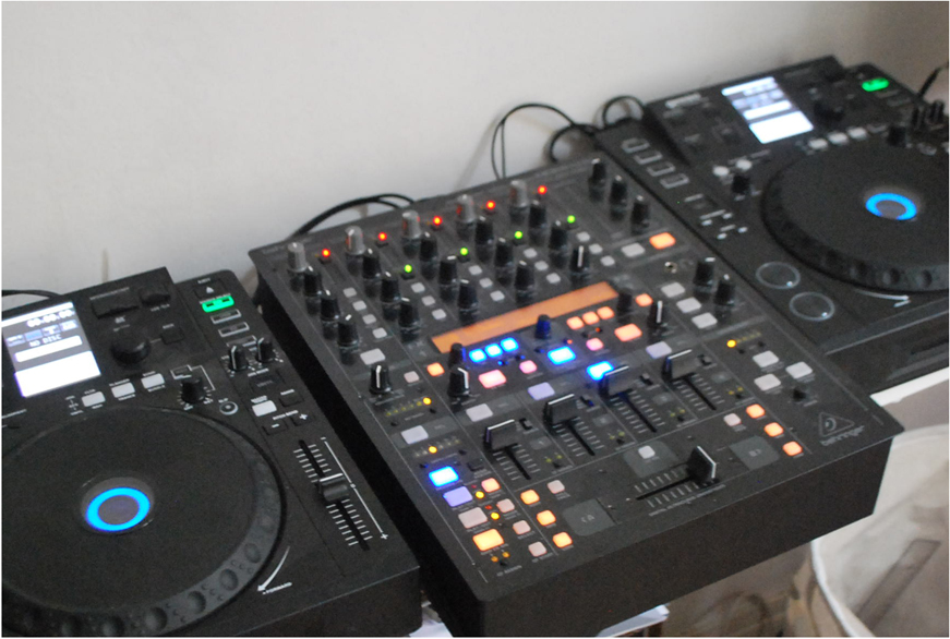 Photo : GEMINI    CDJ    700 la paire + Behringer DDM400