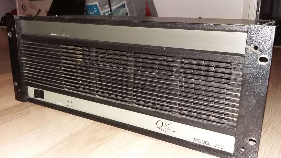 Photo : QSC             1700 AMPLI 2x500W