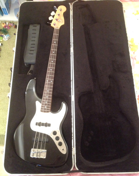 Photo : FENDER JAZZ BASS US + Etui Rigide + Ampli