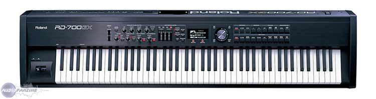 Photo : ROLAND     RD    700 GX avec trepied