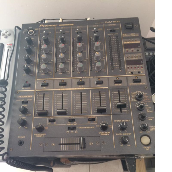 Photo : Pioneer    DJM   600  4 voies switchables 8 voies