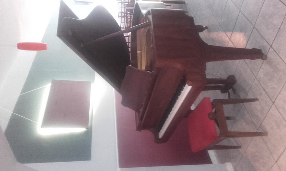 Photo : PIANO    QUART   DE QUEUE CHOISEUL cerisier