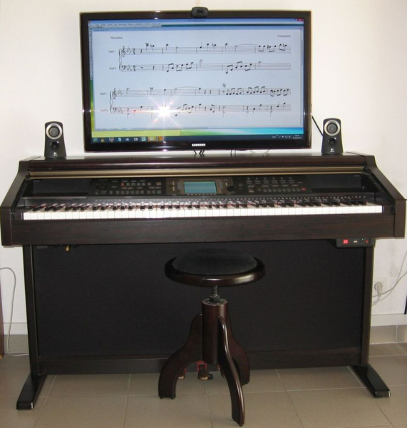 Photo : Yamaha    CVP    205 avec tabouret Stagg