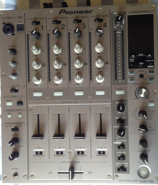 Photo : Pioneer    DJM   750S avec flightcase