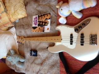 Photo : Fender Jazz Bass American Standard + pedale disto