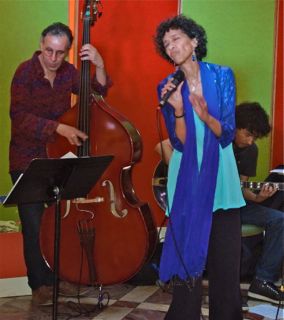 Photo : Chanteuse cherche guitariste standards jazz bossa