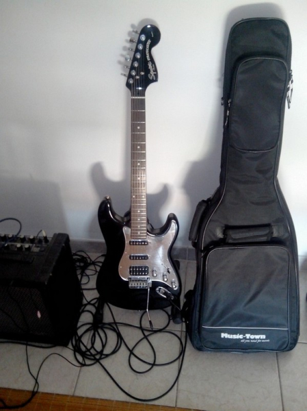 Photo : Squier    HSS    + Roland Cube