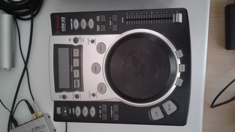 Photo : Vestax         CDX 05 avec Tascam TTM