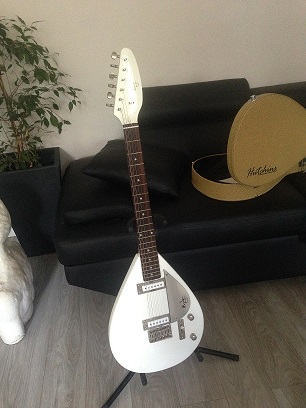 Photo : Signature Brian Jones Hutchins