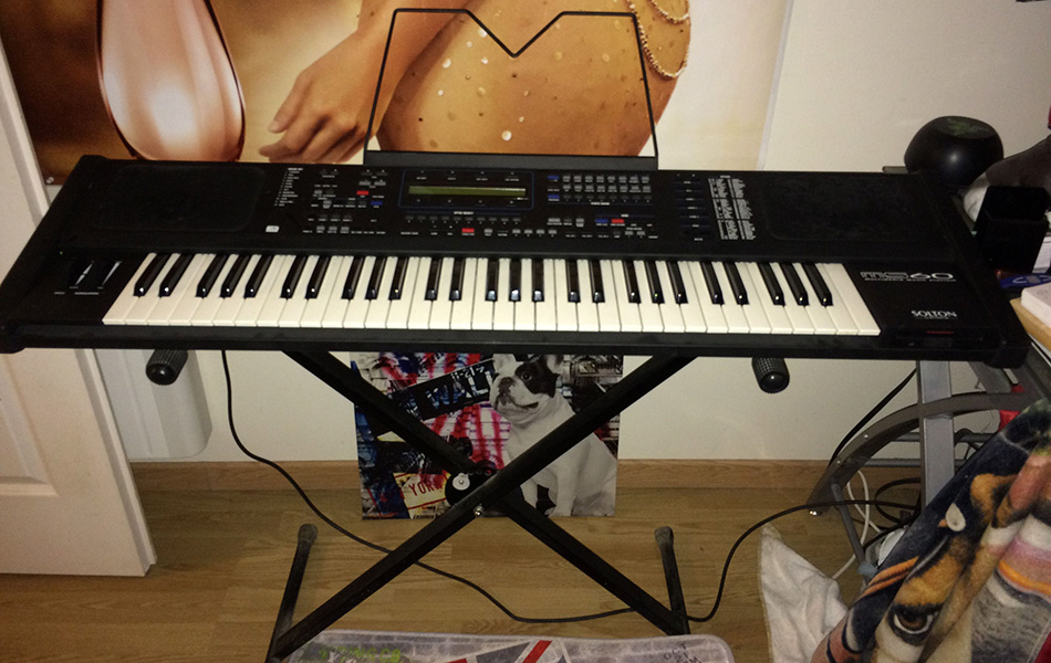 Photo : Solton           MS60 Clavier avec pied et pedale