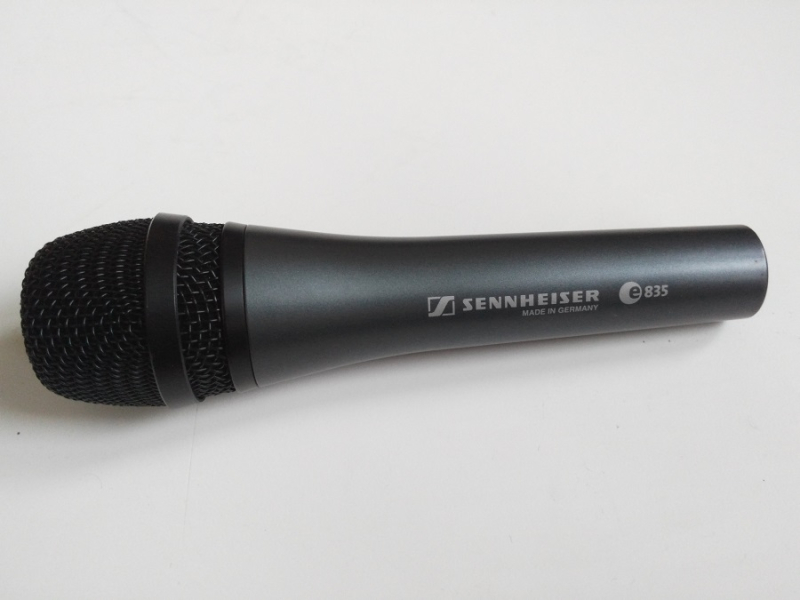 Photo : SENNHEISER     E835 micro de scene