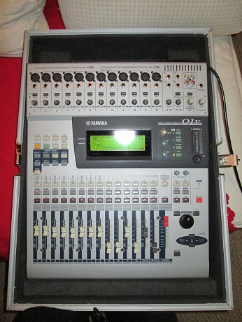 Photo : YAMAHA    01V    + fly case pro