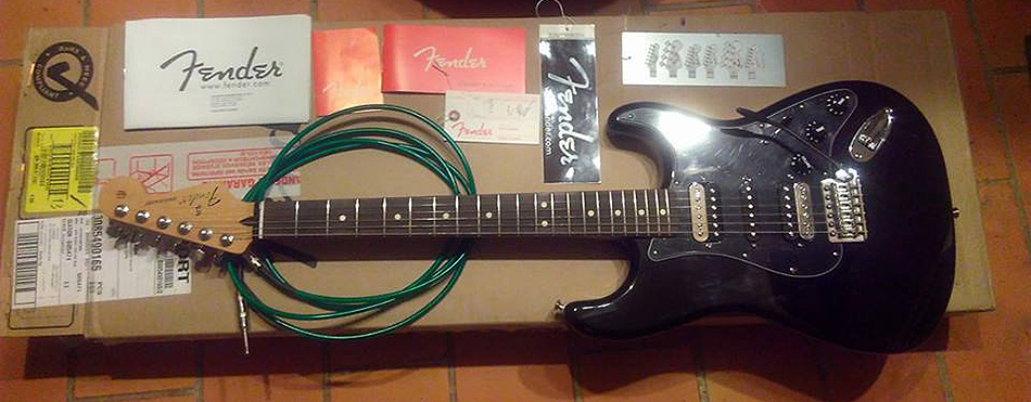 Photo : Fender Strat Mex et Ampli Marshall MG15 RW