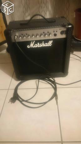 Photo : MARSHALL     MG15CFX