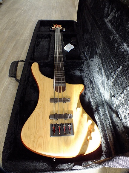 Photo : Basse  Fretless  Luthman natural 4 custom