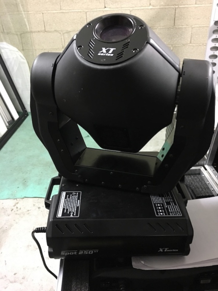 Photo : Lyre           Robe Spot 250 XT x 2 en flight case