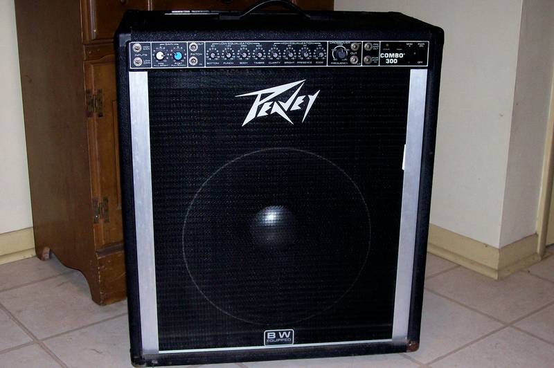 Photo : PEAVEY          COMBO 300 SW