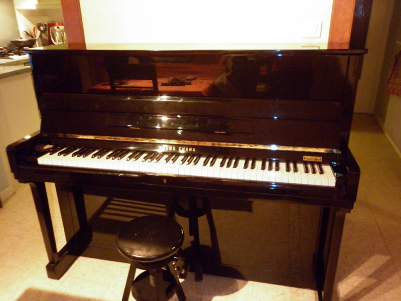 Photo : Piano           Young Chang 118 noir laque
