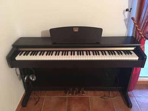 Photo : Yamaha Clavinova CLP 320 avec casque