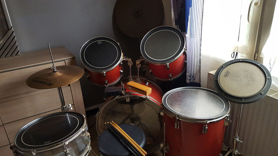 Photo : Batterie  REMO   rouge bordeau