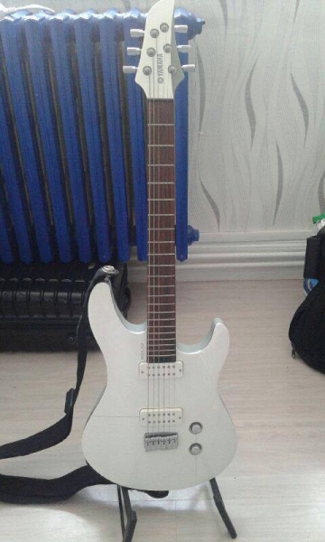 Photo : Yamaha  RGX  A2  avec housse et sangle