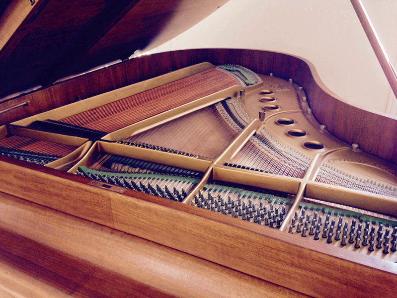 Photo : Piano  a  queue  Steinway Hamburg M 1958