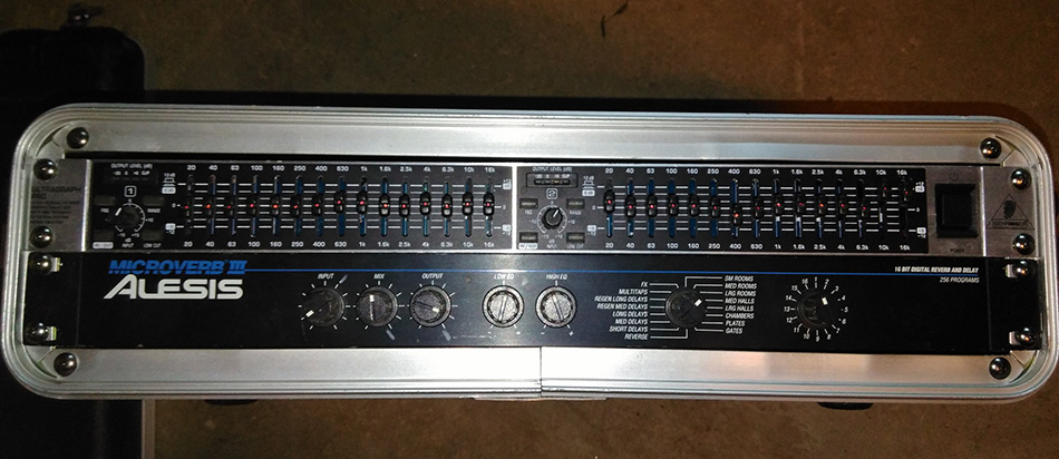 Photo : Behringer Pro FBQ1502 + Alesis microverb 3 + rack