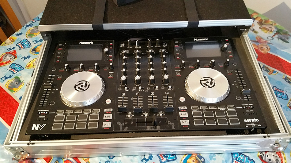 Photo : Numark    NV     Controleur DJ + fly case