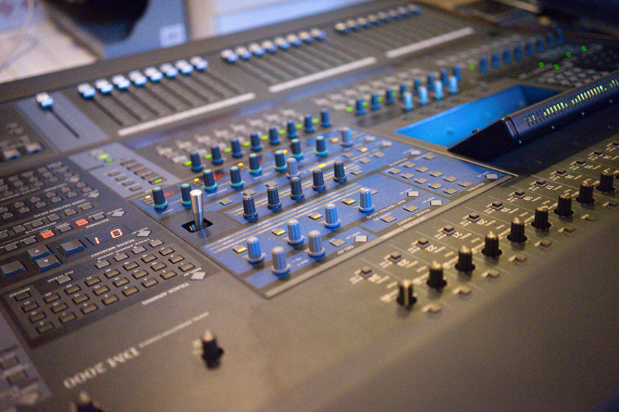 Photo : Console  Yamaha  DM2000 v2