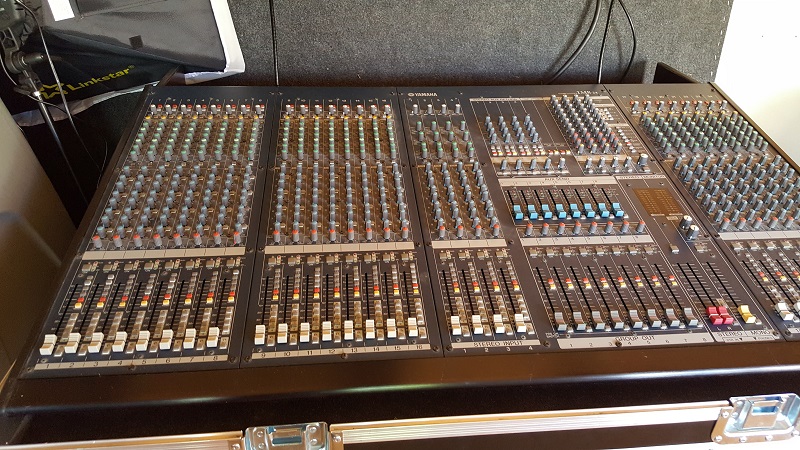 Photo : Console  YAMAHA  IM8 24