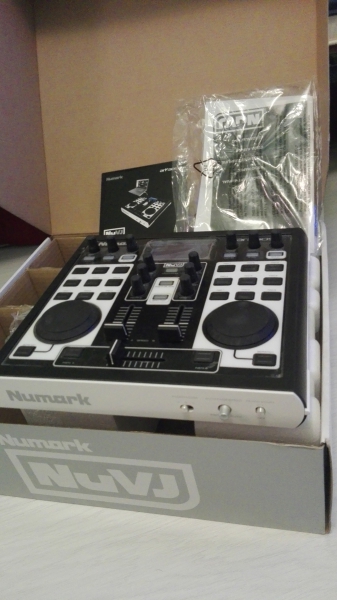 Photo : Numark         NUVJ Console Video