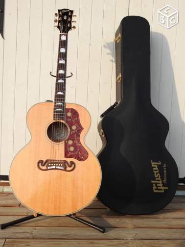 Photo : Gibson  SJ  200  electroacoustique