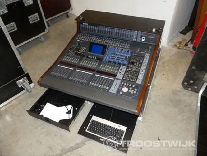 Photo : Console  YAMAHA  DM2000 