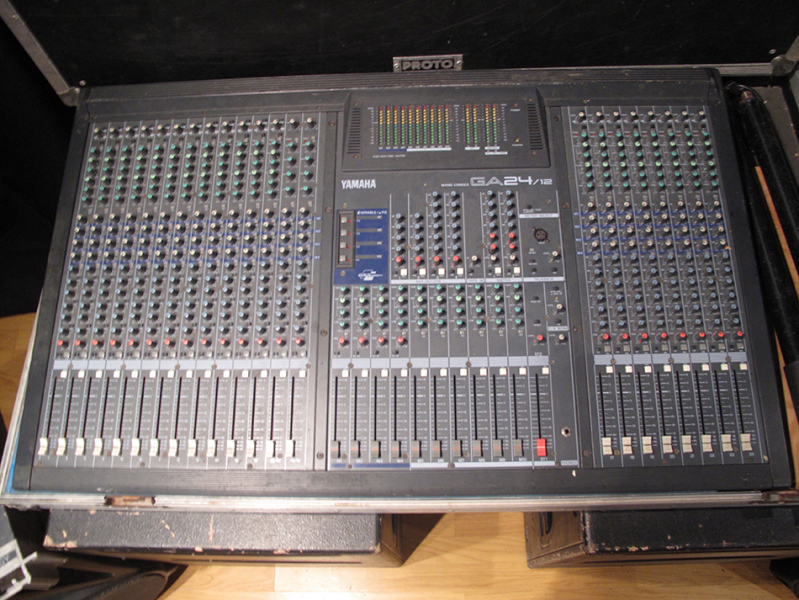 Photo : Console Yamaha GA 24 12 avec flight case