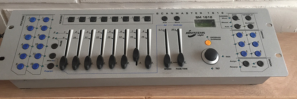 Photo : JB    SYSTEM   SM1612 Console lumiere