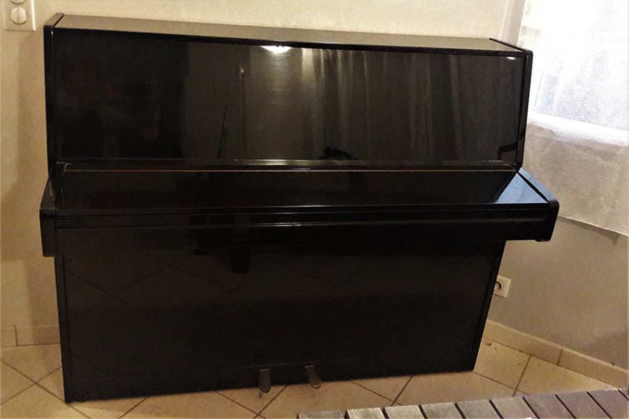 Photo : Piano   droit   Ed Seiler laque noir