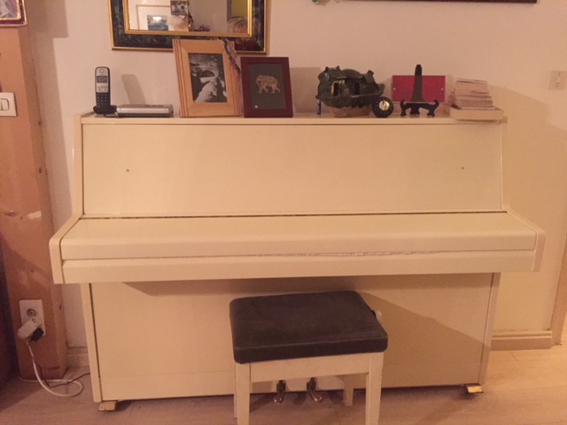 Photo : Piano   droit   Hyundai ivoire