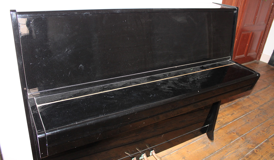 Photo : PIANO    DROIT   PETROF