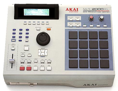 Photo : Akai     MPC     2000 XL avec 2 disques durs