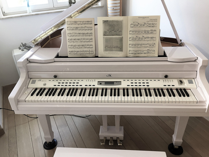 Photo : Piano   Blanc    Demi Queue Cool Grando